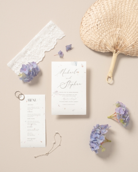 Image de Ensemble de 10 feuilles en papier avec des pétales de fleurs.